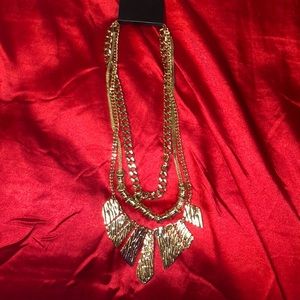 GORGEOUS 3 piece necklace set 😛